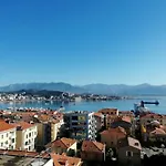 Centre ville avec vue magnifique sur le golfe d\'Ajaccio; parking privé.